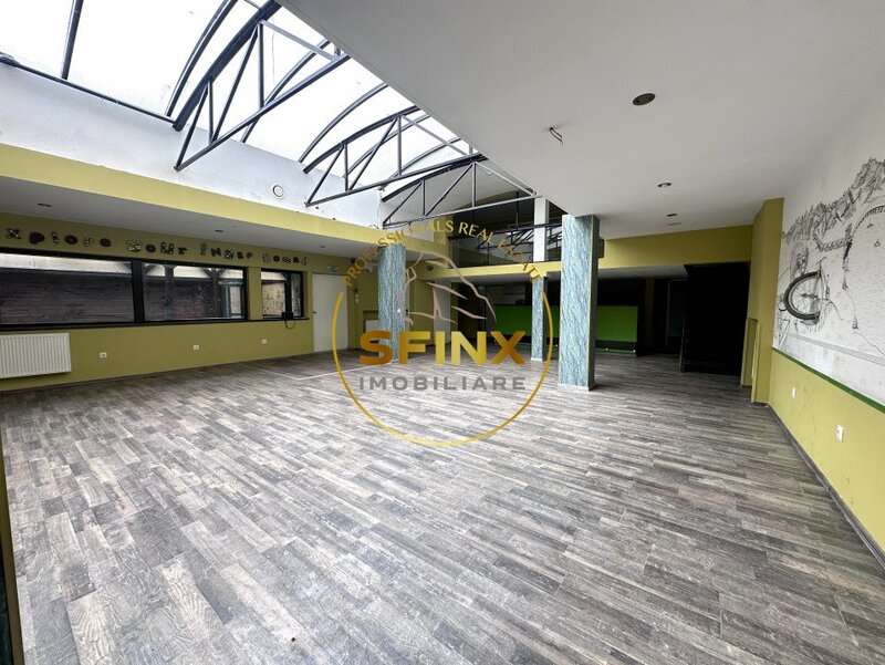 Romana spatiu comercial metrou, 220 mp plus terasa 260 mp